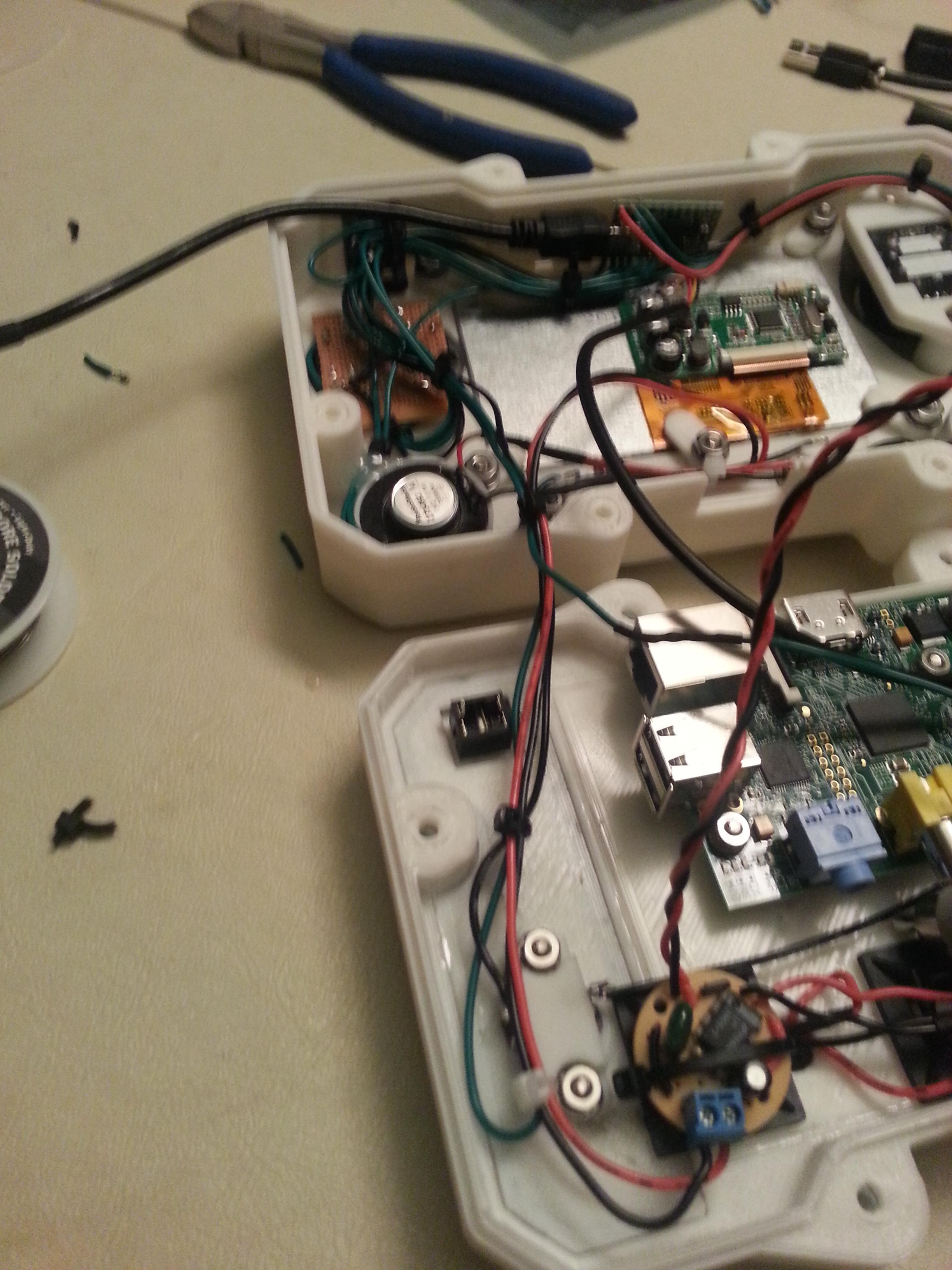 101 - Detail of wiring between top and bottom case 101 - Detail of wiring between top and bottom case